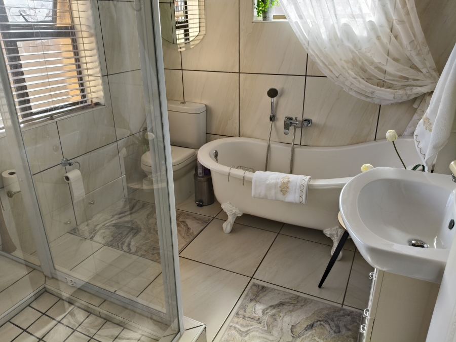 4 Bedroom Property for Sale in Wavecrest Eastern Cape